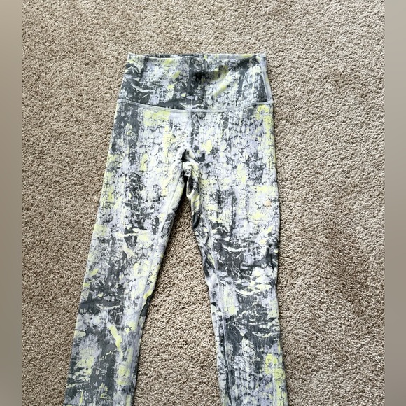 Limited Edition Lululemon - Picture 3 of 3